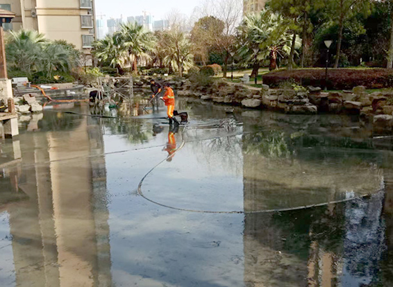 上安乡景观池淤泥清理