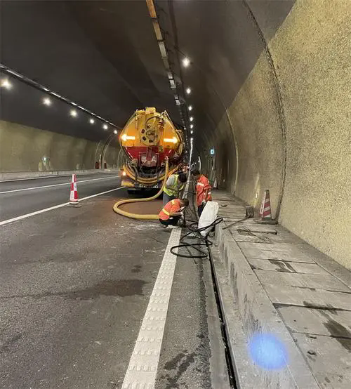 上安乡隧道排水渠清淤